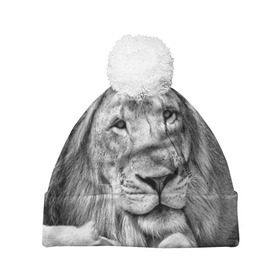 Шапка 3D c помпоном с принтом Лев в Новосибирске, 100% полиэстер | универсальный размер, печать по всей поверхности изделия | animal | black   white | king | lies | lion | look | predator | wild | взгляд | дикий | животное | зверь | лев | лежит | хищник | царь | черно   белый
