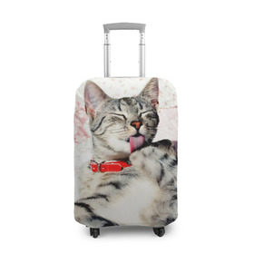 Чехол для чемодана 3D с принтом Кошка в Новосибирске, 86% полиэфир, 14% спандекс | двустороннее нанесение принта, прорези для ручек и колес | cat | collar | heel | licking | lying | red | striped | кошка | красный | лежит | лижет | ошейник | полосатая | пятка