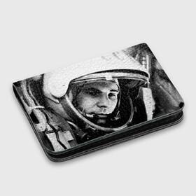 Картхолдер с принтом с принтом Юрий Гагарин в Новосибирске, натуральная матовая кожа | размер 7,3 х 10 см; кардхолдер имеет 4 кармана для карт; | Тематика изображения на принте: первый космонавт