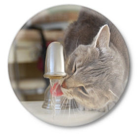 Значок с принтом Кот пьющий воду из под крана в Новосибирске,  металл | круглая форма, металлическая застежка в виде булавки | Тематика изображения на принте: 