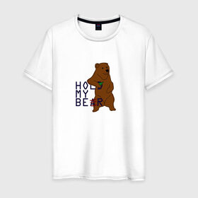 Мужская футболка хлопок с принтом HOLD MY BEAR в Новосибирске, 100% хлопок | прямой крой, круглый вырез горловины, длина до линии бедер, слегка спущенное плечо. | Тематика изображения на принте: beer | hold | my. bear | забавно | медведь | мем