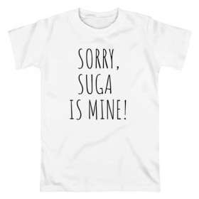 Мужская футболка хлопок с принтом SORRY,SUGA IS MINE! в Новосибирске, 100% хлопок | прямой крой, круглый вырез горловины, длина до линии бедер, слегка спущенное плечо. | bts | mine | sorry | suga | suga is minesorry | английский | бтс | буквы | извините мое | слова | фраза
