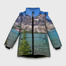 Зимняя куртка для девочек 3D с принтом Горное озеро в Новосибирске, ткань верха — 100% полиэстер; подклад — 100% полиэстер, утеплитель — 100% полиэстер. | длина ниже бедра, удлиненная спинка, воротник стойка и отстегивающийся капюшон. Есть боковые карманы с листочкой на кнопках, утяжки по низу изделия и внутренний карман на молнии. 

Предусмотрены светоотражающий принт на спинке, радужный светоотражающий элемент на пуллере молнии и на резинке для утяжки. | lake | mountain | гора | горное озеро | ель | озеро