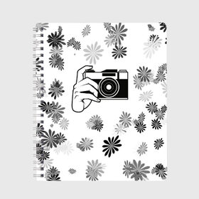 Тетрадь с принтом Турист в Новосибирске, 100% бумага | 48 листов, плотность листов — 60 г/м2, плотность картонной обложки — 250 г/м2. Листы скреплены сбоку удобной пружинной спиралью. Уголки страниц и обложки скругленные. Цвет линий — светло-серый
 | Тематика изображения на принте: камера | отдых | отпуск | прикольная картинка | цветы | чб | черно белое