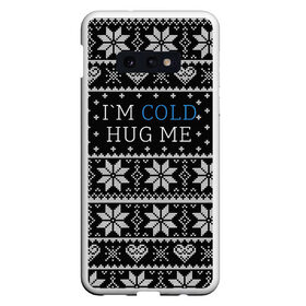Чехол для Samsung S10E с принтом I`m cold hug me в Новосибирске, Силикон | Область печати: задняя сторона чехла, без боковых панелей | Тематика изображения на принте: иностранные | любовь | меня | мне | надпись | новогодний свитер | новый год | обними | объятия | прикольные | рождественский свитер | свитер | слова | текст | холодно | цитата