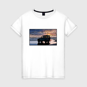 Женская футболка хлопок с принтом Land Rover Defender на закате в Новосибирске, 100% хлопок | прямой крой, круглый вырез горловины, длина до линии бедер, слегка спущенное плечо | land rover defender | водитель | доска | закат | машина | море | небо | отлив | прилив | сёрфинг | старый дефендер | тень