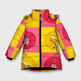 Зимняя куртка для девочек 3D с принтом фрукты шахматы в Новосибирске, ткань верха — 100% полиэстер; подклад — 100% полиэстер, утеплитель — 100% полиэстер. | длина ниже бедра, удлиненная спинка, воротник стойка и отстегивающийся капюшон. Есть боковые карманы с листочкой на кнопках, утяжки по низу изделия и внутренний карман на молнии. 

Предусмотрены светоотражающий принт на спинке, радужный светоотражающий элемент на пуллере молнии и на резинке для утяжки. | Тематика изображения на принте: 3d | банан | вкусняшки | еда | желтый | клетка | розовый | фрукты