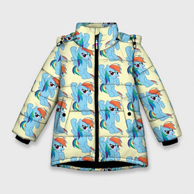 Зимняя куртка для девочек 3D с принтом Rainbow Dash в Новосибирске, ткань верха — 100% полиэстер; подклад — 100% полиэстер, утеплитель — 100% полиэстер. | длина ниже бедра, удлиненная спинка, воротник стойка и отстегивающийся капюшон. Есть боковые карманы с листочкой на кнопках, утяжки по низу изделия и внутренний карман на молнии. 

Предусмотрены светоотражающий принт на спинке, радужный светоотражающий элемент на пуллере молнии и на резинке для утяжки. | Тематика изображения на принте: my little pony | дружба это чудо | единорог | единороги | май литл пони | мульт | мультфильм | радуга дэш | селестия | спайк | сумеречная искорка