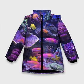 Зимняя куртка для девочек 3D с принтом Коралловые рыбки в Новосибирске, ткань верха — 100% полиэстер; подклад — 100% полиэстер, утеплитель — 100% полиэстер. | длина ниже бедра, удлиненная спинка, воротник стойка и отстегивающийся капюшон. Есть боковые карманы с листочкой на кнопках, утяжки по низу изделия и внутренний карман на молнии. 

Предусмотрены светоотражающий принт на спинке, радужный светоотражающий элемент на пуллере молнии и на резинке для утяжки. | дно морское | коралловые | кораллы | море | подводный мир | рыбки