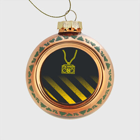 Стеклянный ёлочный шар с принтом Золотой магнитофон на цепи в Новосибирске, Стекло | Диаметр: 80 мм | бумбокс | золотая цепь | золото | магнитофон | музыка | цепь