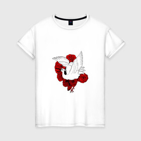 Женская футболка хлопок с принтом Аист на фоне красных роз в Новосибирске, 100% хлопок | прямой крой, круглый вырез горловины, длина до линии бедер, слегка спущенное плечо | аист | белый | красные | крылья | птица | птицы | розы | цветы