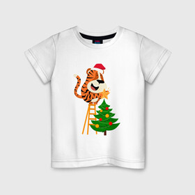 Детская футболка хлопок с принтом Тигр украшает елку 2022 в Новосибирске, 100% хлопок | круглый вырез горловины, полуприлегающий силуэт, длина до линии бедер | 2022 | год тигра | новый год | новый год 2022 | символ года | тигр | тигренок | тигрица | тигры